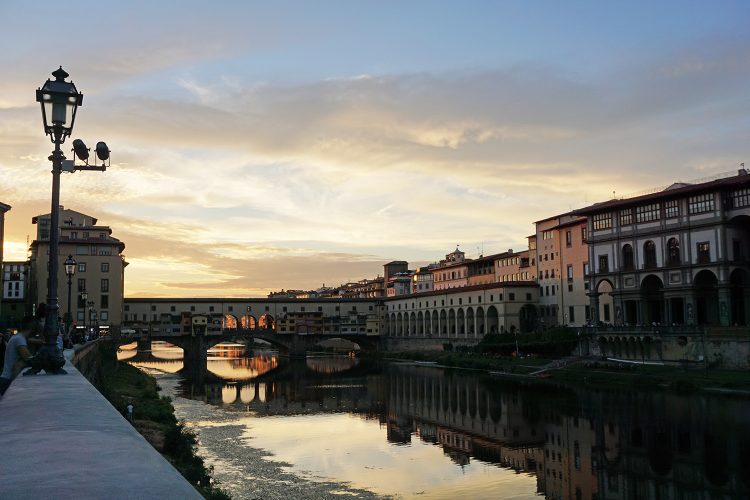 Coucher de soleil sur le Ponte Vecchio - Florence - Toscane - Italie